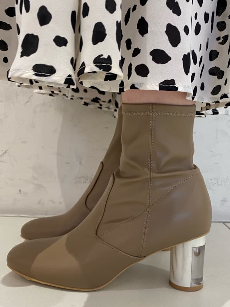 ベージュ系のブーツ、ブラウン系のハンドバッグ、ホワイト系のワンピースを着用したレディースの秋コーディネートの7枚目の写真