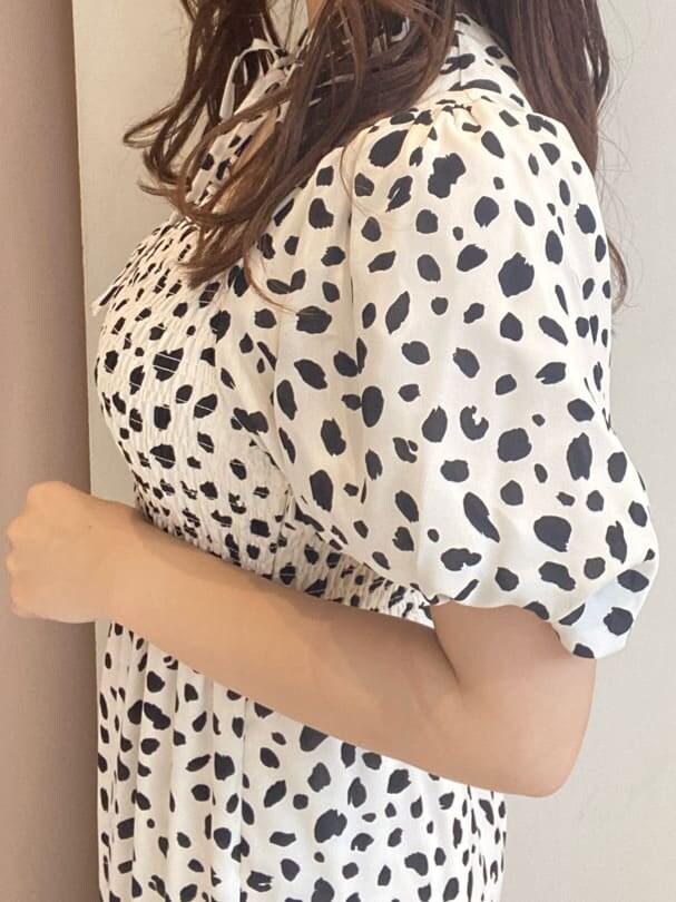 ベージュ系のトートバッグ、ベージュ系のサンダル、ホワイト系のワンピースを着用したレディースの夏コーディネートの6枚目の写真