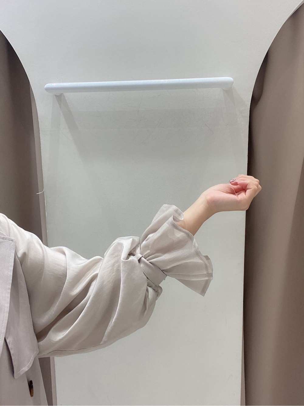 ベージュ系のその他アウター、ブラック系のその他パンツ、ホワイト系のニット/セーターを着用したレディースの冬コーディネートの8枚目の写真