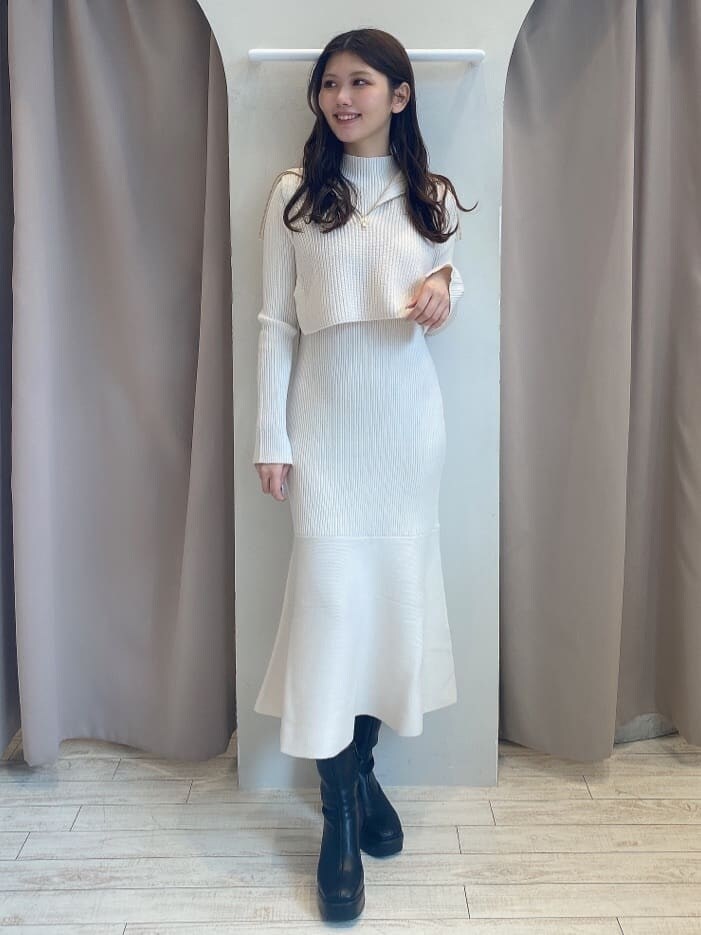 ホワイト系のワンピース、ブラック系のブーツを着用したレディースの秋コーディネートの3枚目の写真