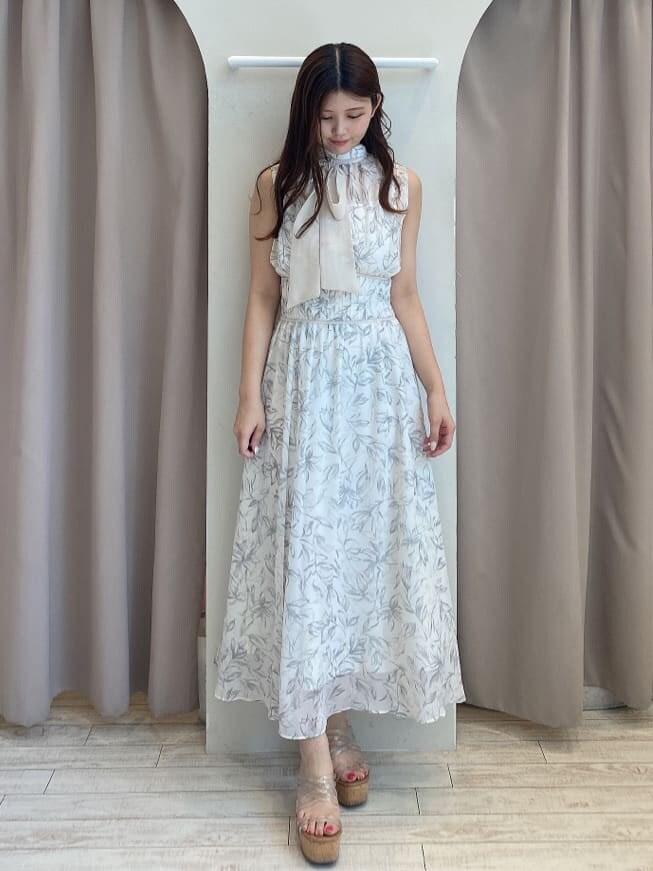 その他のサンダル、ホワイト系のワンピースを着用したレディースの夏コーディネートの4枚目の写真