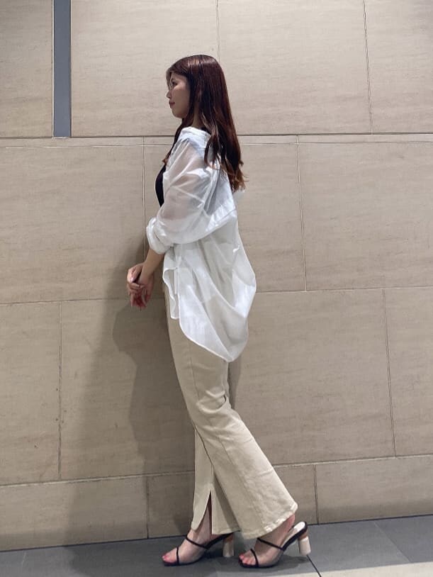 ホワイト系のシャツ/ブラウス、ベージュ系のその他パンツ、ブラウン系のサンダルを着用したレディースの夏コーディネートの2枚目の写真