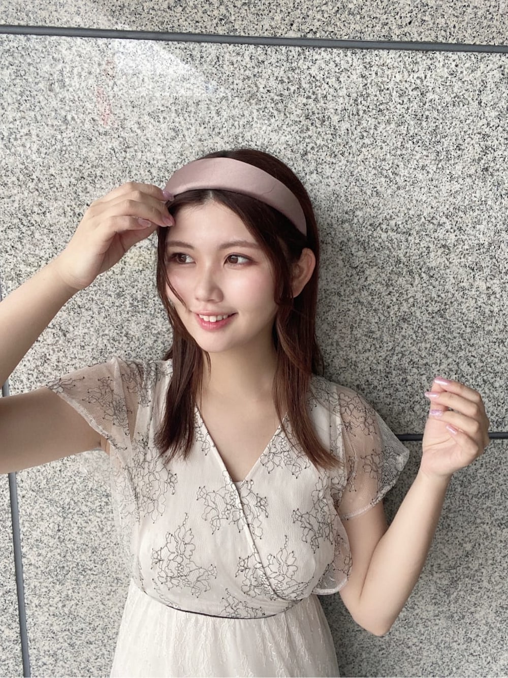 ホワイト系のワンピース、ピンク系のカチューシャを着用したレディースの夏コーディネートの3枚目の写真