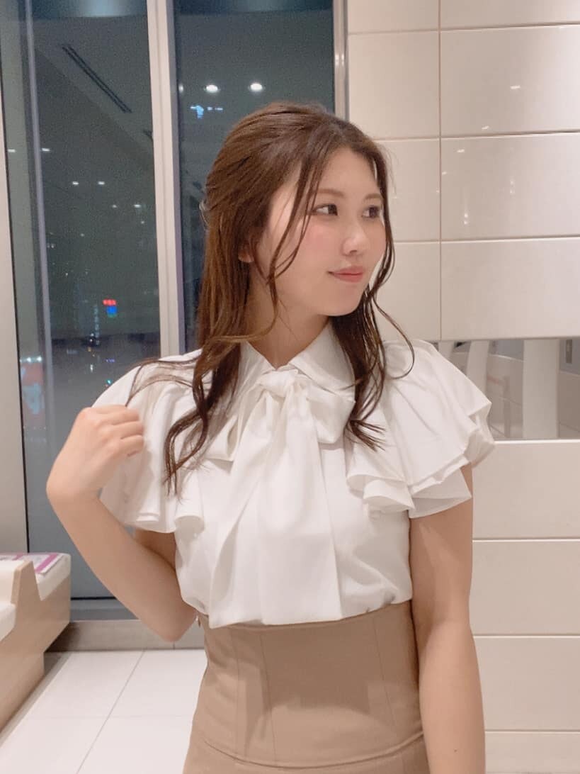 ホワイト系のシャツ/ブラウス、ベージュ系のスカート、ホワイト系のその他シューズを着用したレディースの春コーディネートの5枚目の写真