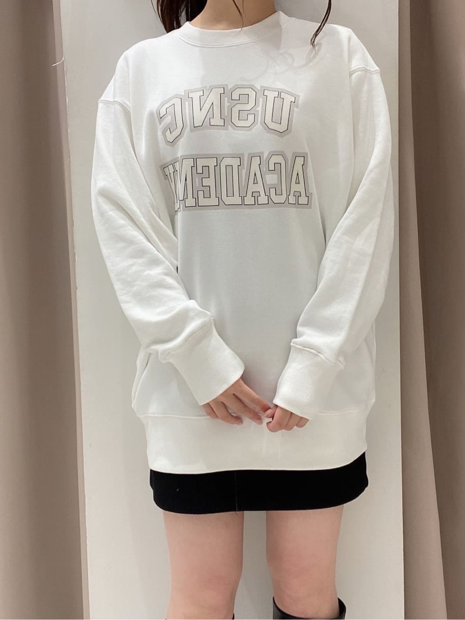 ホワイト系のスウェット、ブラック系のスカート、ブラック系のブーツを着用したレディースの冬コーディネートの5枚目の写真