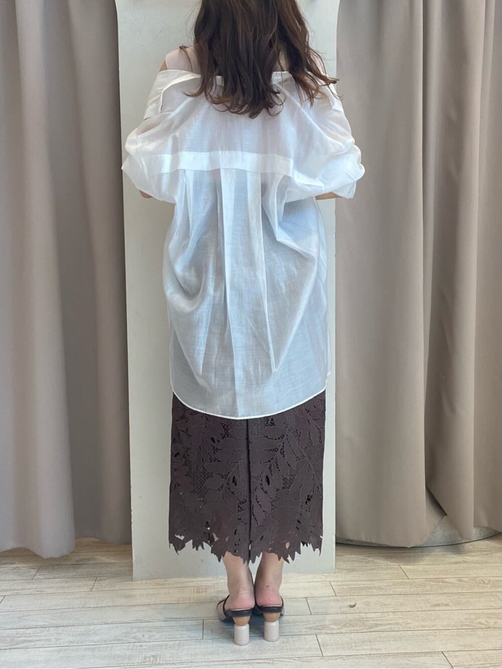 ホワイト系のシャツ/ブラウス、ブラウン系のスカート、ブラウン系のサンダルを着用したレディースの春コーディネートの8枚目の写真