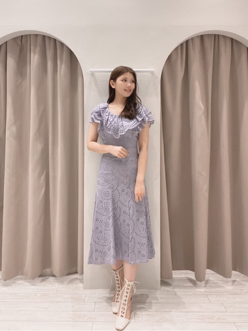 パープル系のシャツ/ブラウス、ホワイト系のその他シューズ、パープル系のスカートを着用したレディースの春コーディネートの2枚目の写真