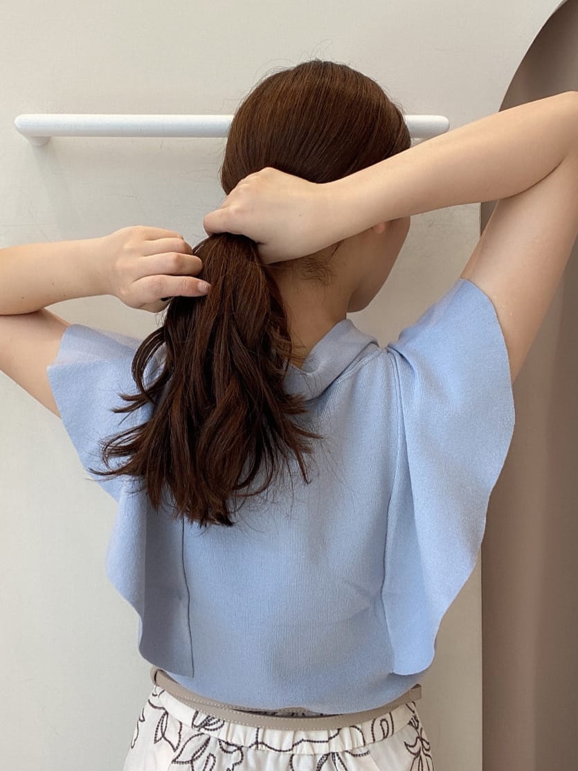 ブルー系のニット/セーター、ホワイト系のスカート、ブラウン系のサンダルを着用したレディースの夏コーディネートの7枚目の写真