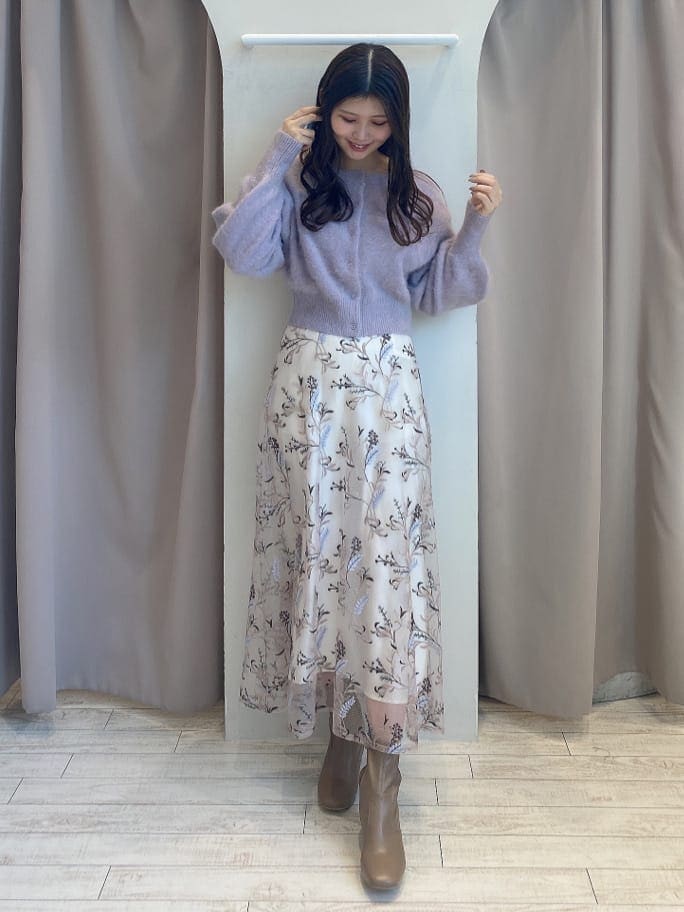 ベージュ系のブーツ、パープル系のカーディガン/ボレロ、ピンク系のスカートを着用したレディースの秋コーディネートの2枚目の写真