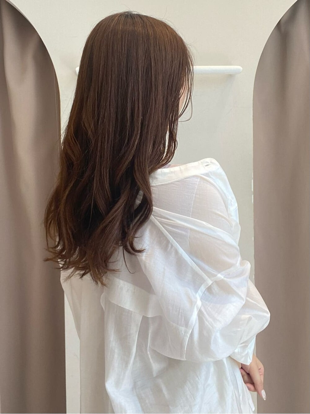 その他のサンダル、ホワイト系のシャツ/ブラウス、ホワイト系のその他パンツを着用したレディースの春コーディネートの4枚目の写真