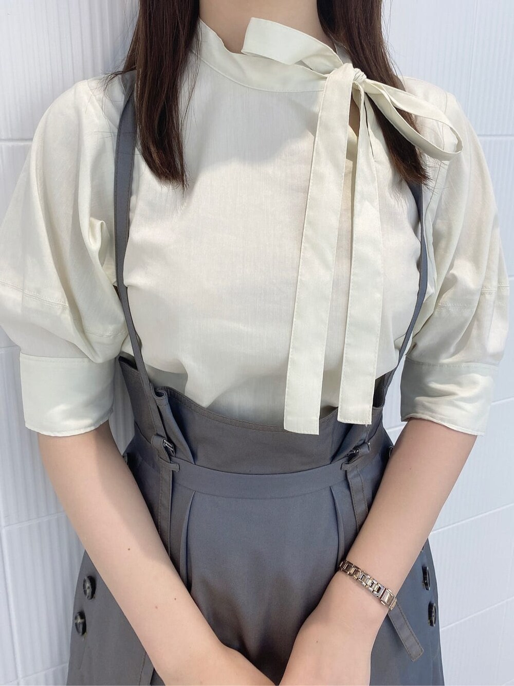 ホワイト系のシャツ/ブラウス、ベージュ系のスカート、ブラウン系のその他シューズを着用したレディースの夏コーディネートの4枚目の写真