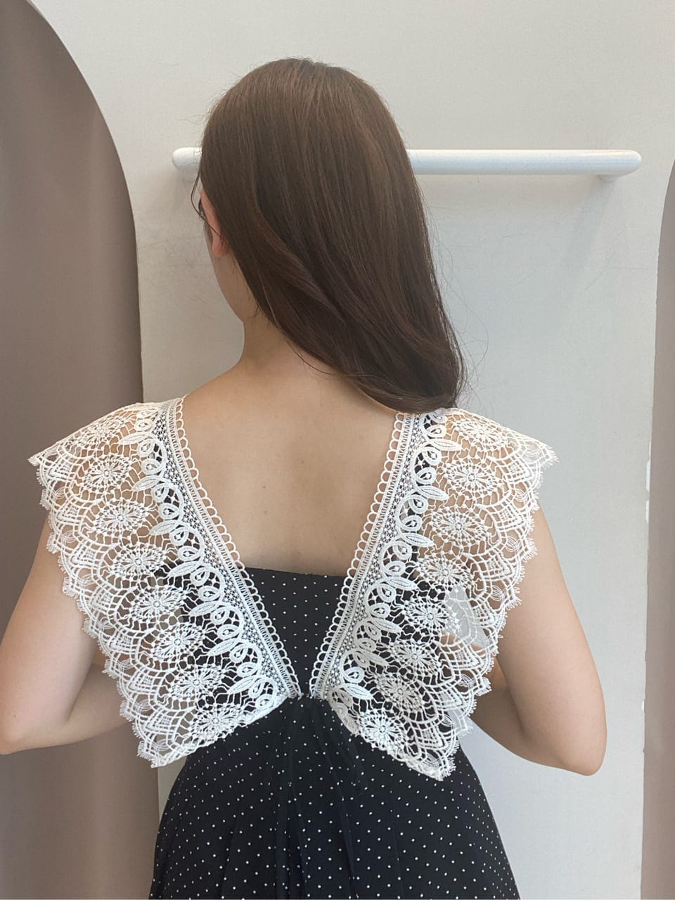 その他のサンダル、ブラック系のワンピースを着用したレディースの春コーディネートの6枚目の写真