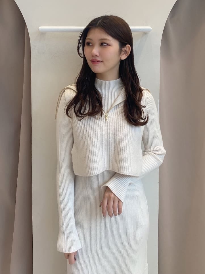 ホワイト系のワンピース、ブラック系のブーツを着用したレディースの秋コーディネートの5枚目の写真