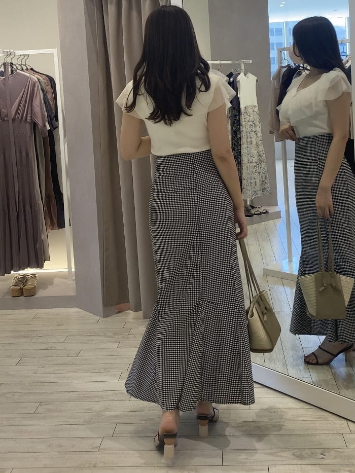 その他のスカート、ブラウン系のサンダル、ホワイト系のカーディガン/ボレロを着用したレディースの夏コーディネートの2枚目の写真