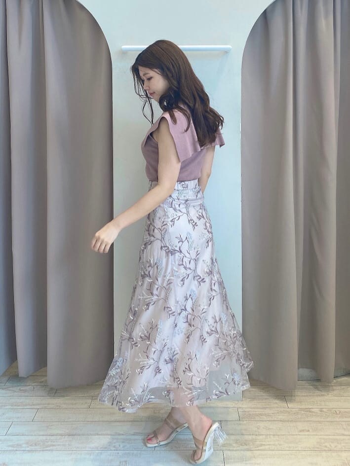 ベージュ系のサンダル、ブラウン系のニット/セーター、ピンク系のスカートを着用したレディースの春コーディネートの3枚目の写真