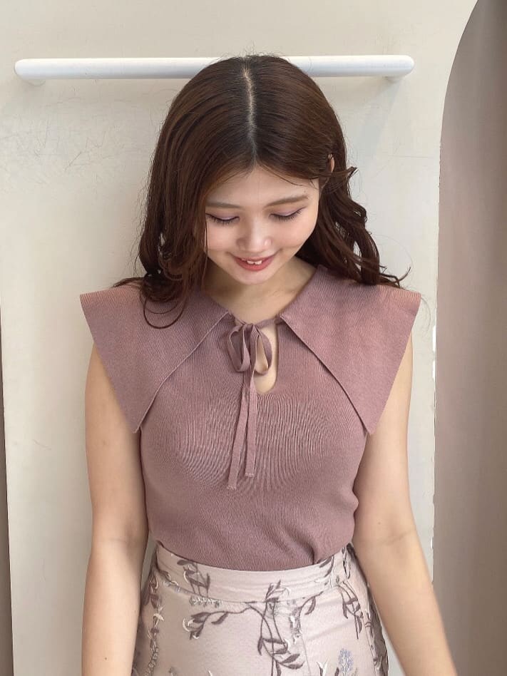 ベージュ系のサンダル、ブラウン系のニット/セーター、ピンク系のスカートを着用したレディースの春コーディネートの4枚目の写真