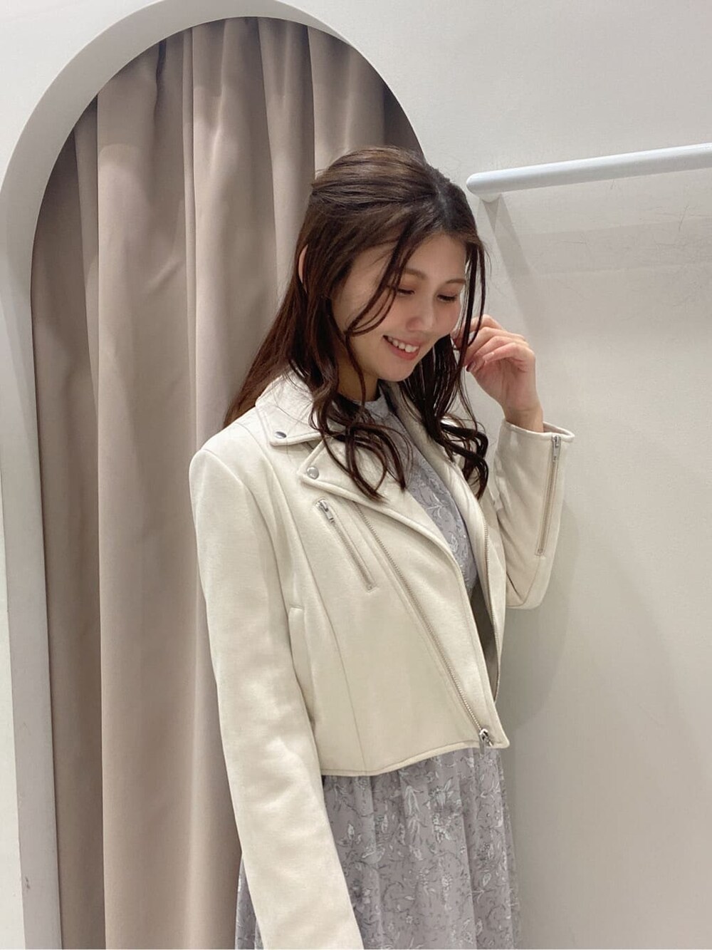 ホワイト系のその他シューズ、ピンク系のワンピース、ホワイト系のテーラードジャケットを着用したレディースの冬コーディネートの6枚目の写真