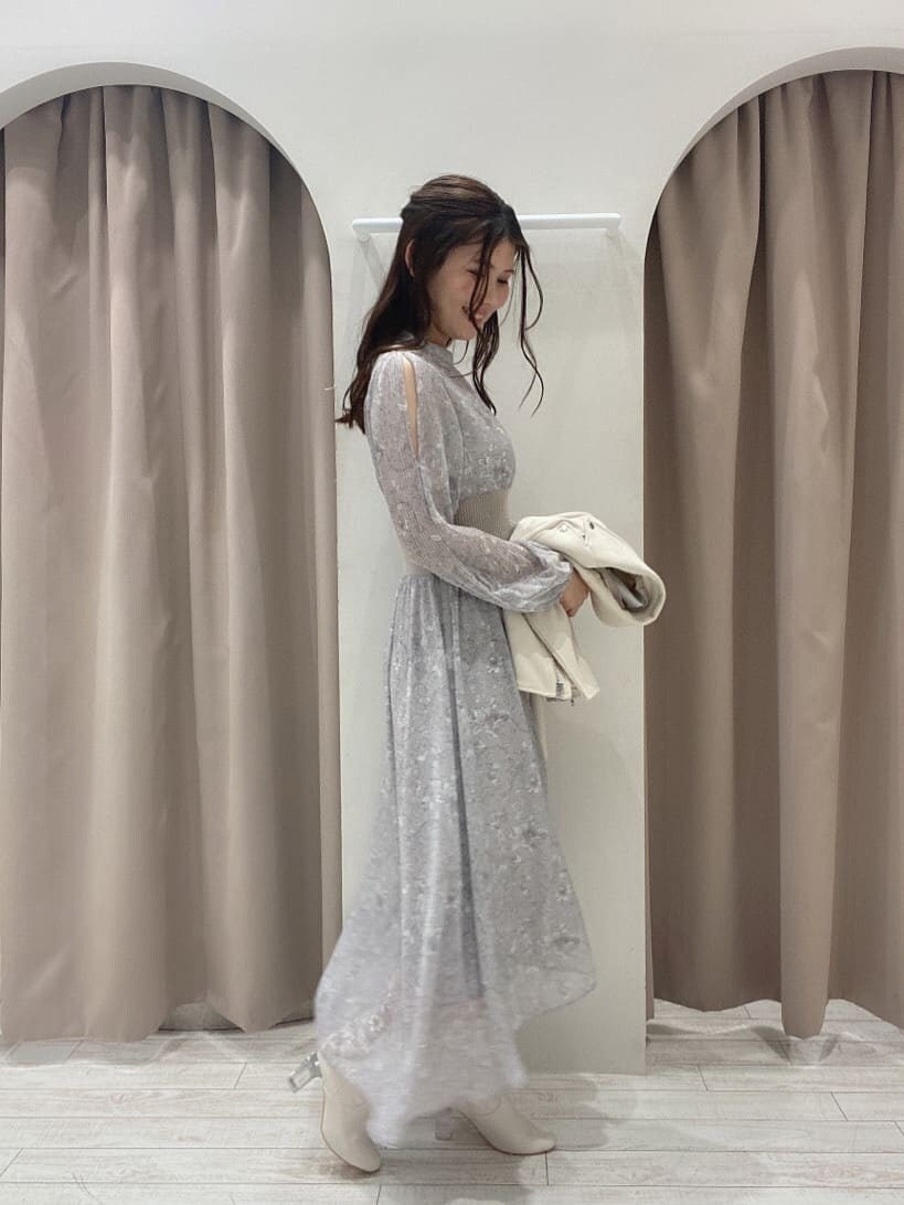 ホワイト系のその他シューズ、ピンク系のワンピース、ホワイト系のテーラードジャケットを着用したレディースの冬コーディネートの4枚目の写真