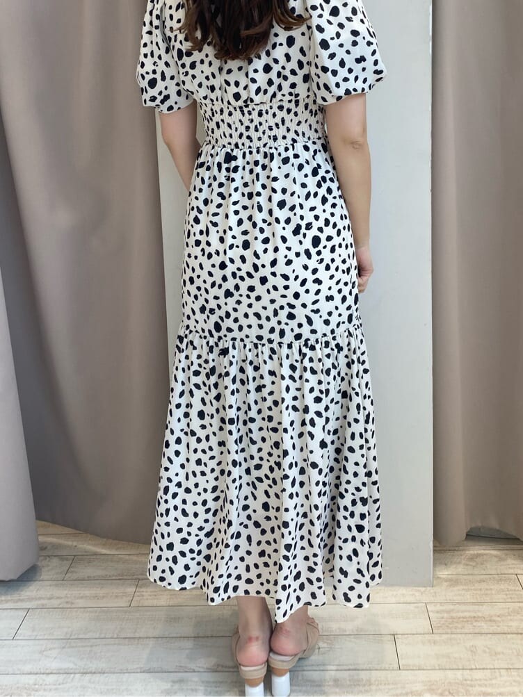 ベージュ系のトートバッグ、ベージュ系のサンダル、ホワイト系のワンピースを着用したレディースの夏コーディネートの8枚目の写真