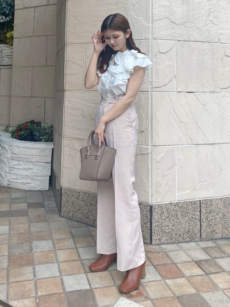 ブラウン系のサンダル、ホワイト系のシャツ/ブラウス、ベージュ系のハンドバッグを着用したレディースの夏コーディネートの2枚目の写真