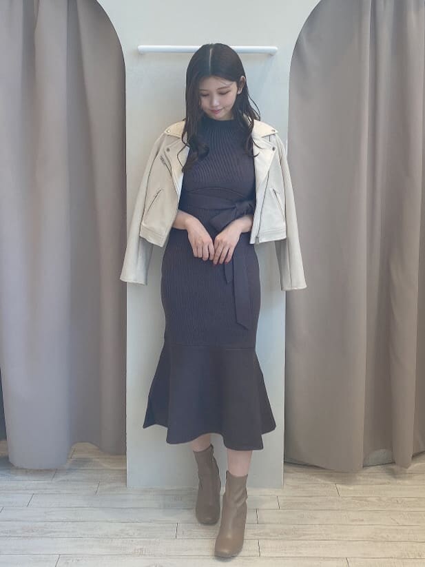 ホワイト系のシャツ/ブラウス、ベージュ系のブーツ、ホワイト系のライダースジャケットを着用したレディースの秋コーディネートの7枚目の写真