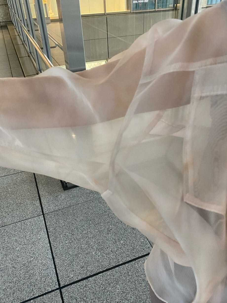 ベージュ系のワンピース、ベージュ系のシャツ/ブラウス、ホワイト系のサンダルを着用したレディースの春コーディネートの7枚目の写真