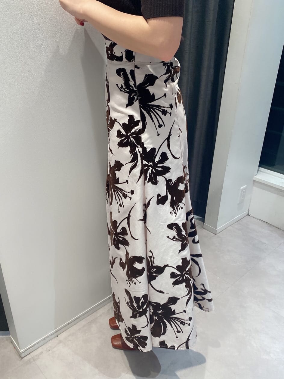 ブラウン系のサンダル、ブラウン系のニット/セーター、ホワイト系のスカートを着用したレディースの夏コーディネートの7枚目の写真