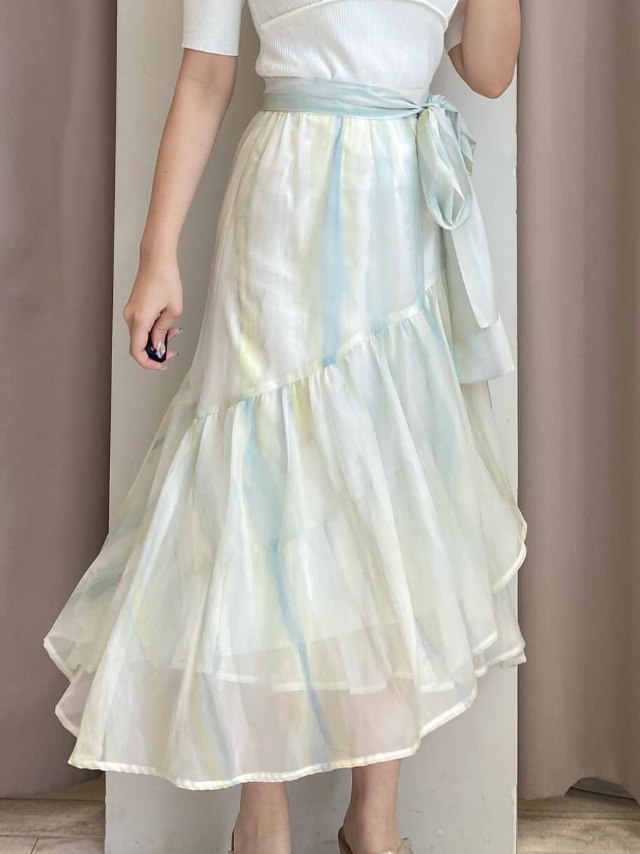 グリーン系のスカート、その他のサンダル、ベージュ系のトートバッグを着用したレディースの春コーディネートの6枚目の写真