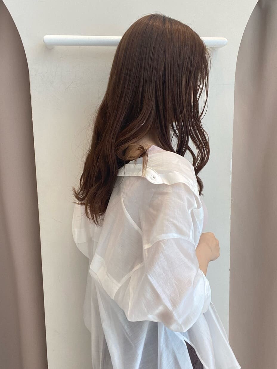 ホワイト系のシャツ/ブラウス、ブラウン系のスカート、ブラウン系のサンダルを着用したレディースの春コーディネートの5枚目の写真