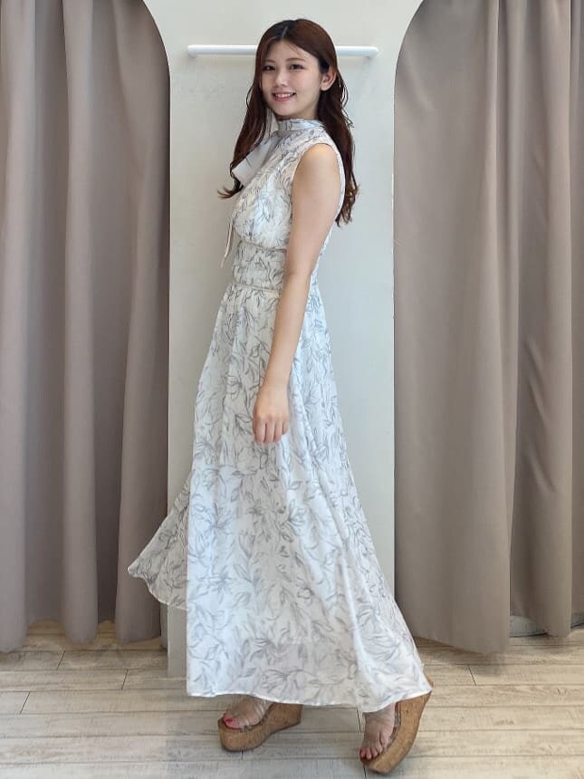 その他のサンダル、ホワイト系のワンピースを着用したレディースの夏コーディネートの2枚目の写真