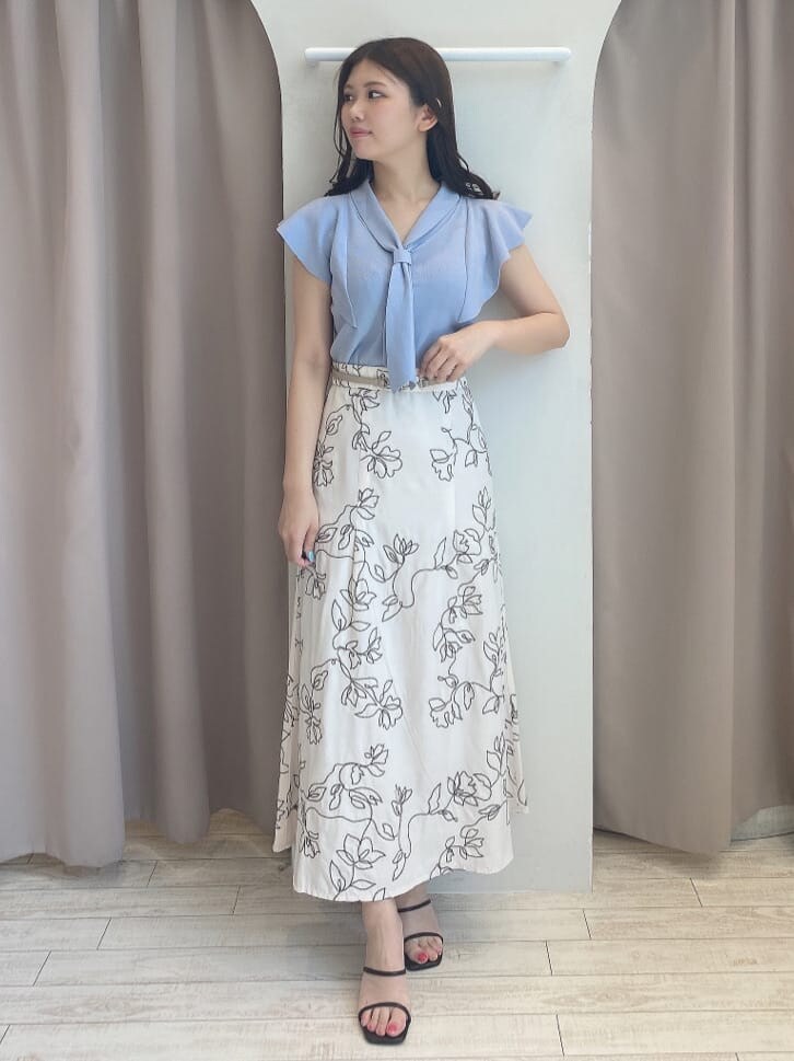 ブルー系のニット/セーター、ホワイト系のスカート、ブラウン系のサンダルを着用したレディースの夏コーディネートの2枚目の写真