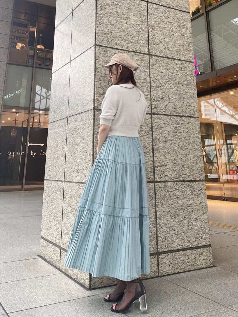 ホワイト系のカーディガン/ボレロ、ブラウン系のその他シューズ、ベージュ系のハンドバッグを着用したレディースの夏コーディネートの2枚目の写真