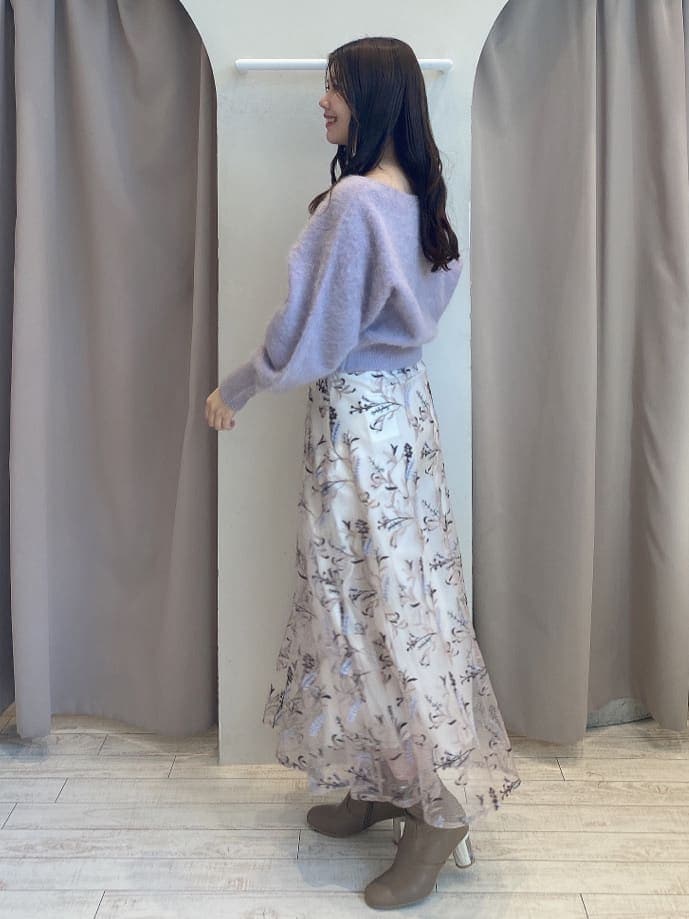 ベージュ系のブーツ、パープル系のカーディガン/ボレロ、ピンク系のスカートを着用したレディースの秋コーディネートの3枚目の写真