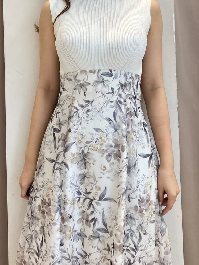 ブルー系のカーディガン/ボレロ、ベージュ系のサンダル、ホワイト系のワンピースを着用したレディースの夏コーディネートの8枚目の写真