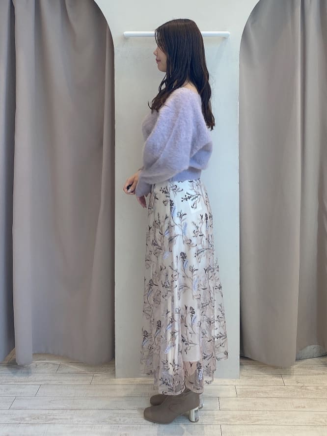 ベージュ系のブーツ、パープル系のカーディガン/ボレロ、ピンク系のスカートを着用したレディースの秋コーディネートの5枚目の写真