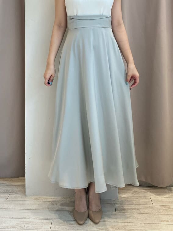 ベージュ系のパンプス、グリーン系のワンピースを着用したレディースの夏コーディネートの7枚目の写真