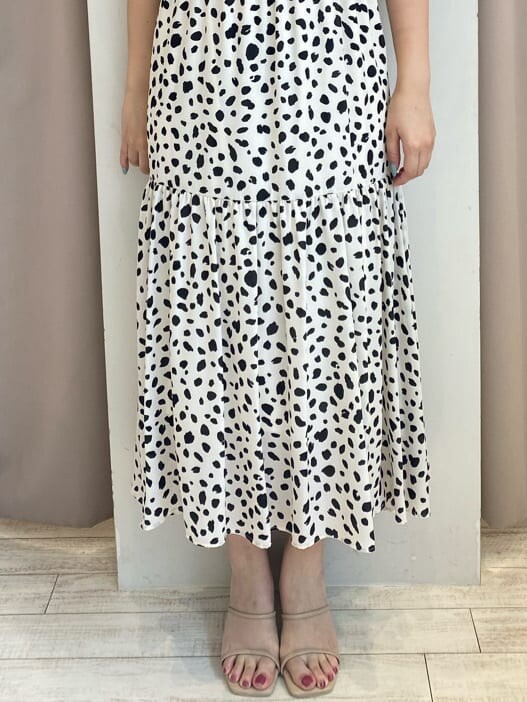 ベージュ系のトートバッグ、ベージュ系のサンダル、ホワイト系のワンピースを着用したレディースの夏コーディネートの7枚目の写真