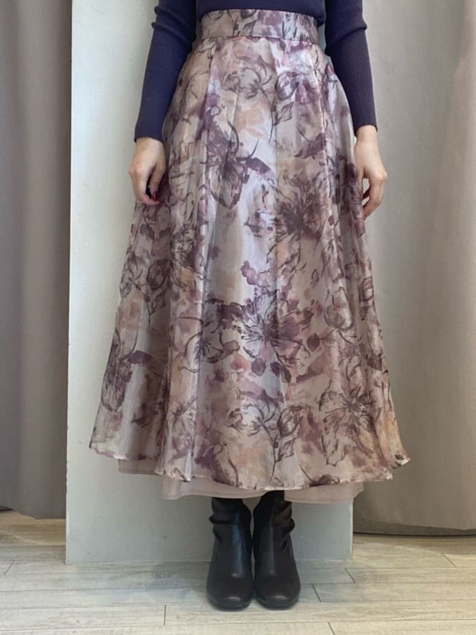 ブラウン系のブーツ、ホワイト系のライダースジャケット、パープル系のニット/セーターを着用したレディースの秋コーディネートの9枚目の写真