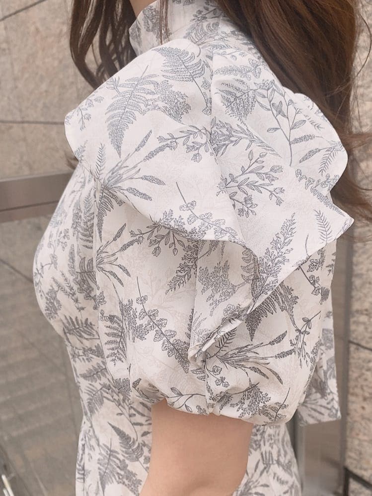 ホワイト系のワンピース、その他のサンダルを着用したレディースの春コーディネートの5枚目の写真