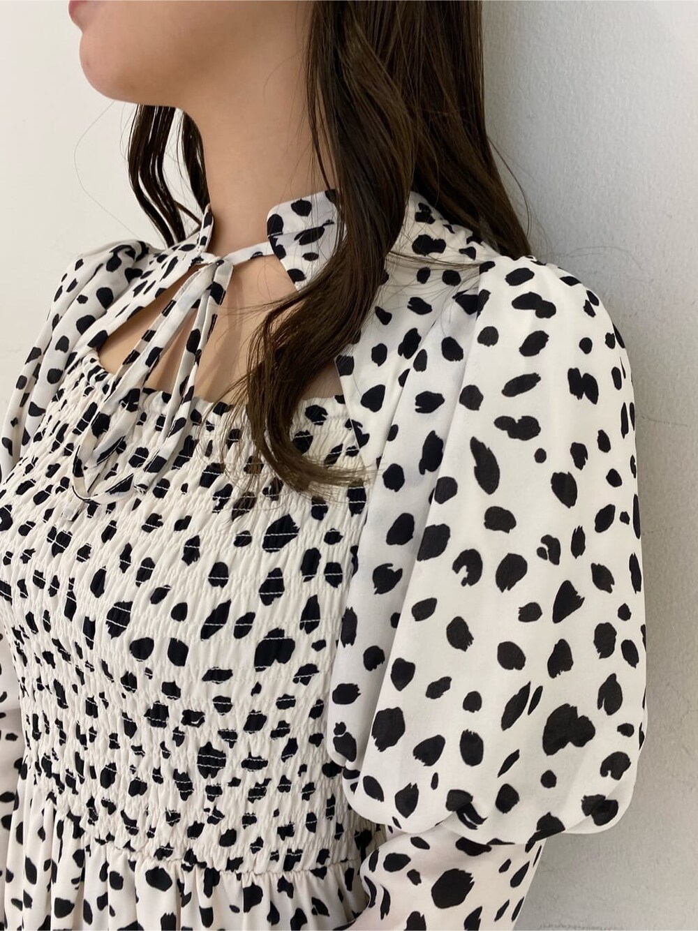 ベージュ系のブーツ、ブラウン系のハンドバッグ、ホワイト系のワンピースを着用したレディースの秋コーディネートの4枚目の写真