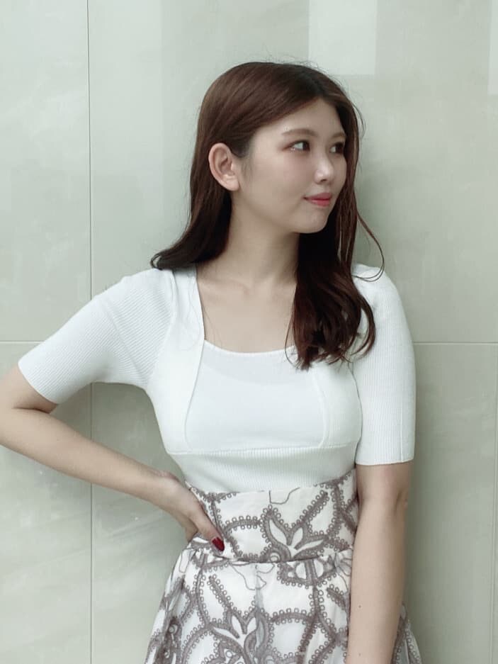 ホワイト系のスカート、ホワイト系のブーツ、ブラウン系のハンドバッグを着用したレディースの夏コーディネートの5枚目の写真