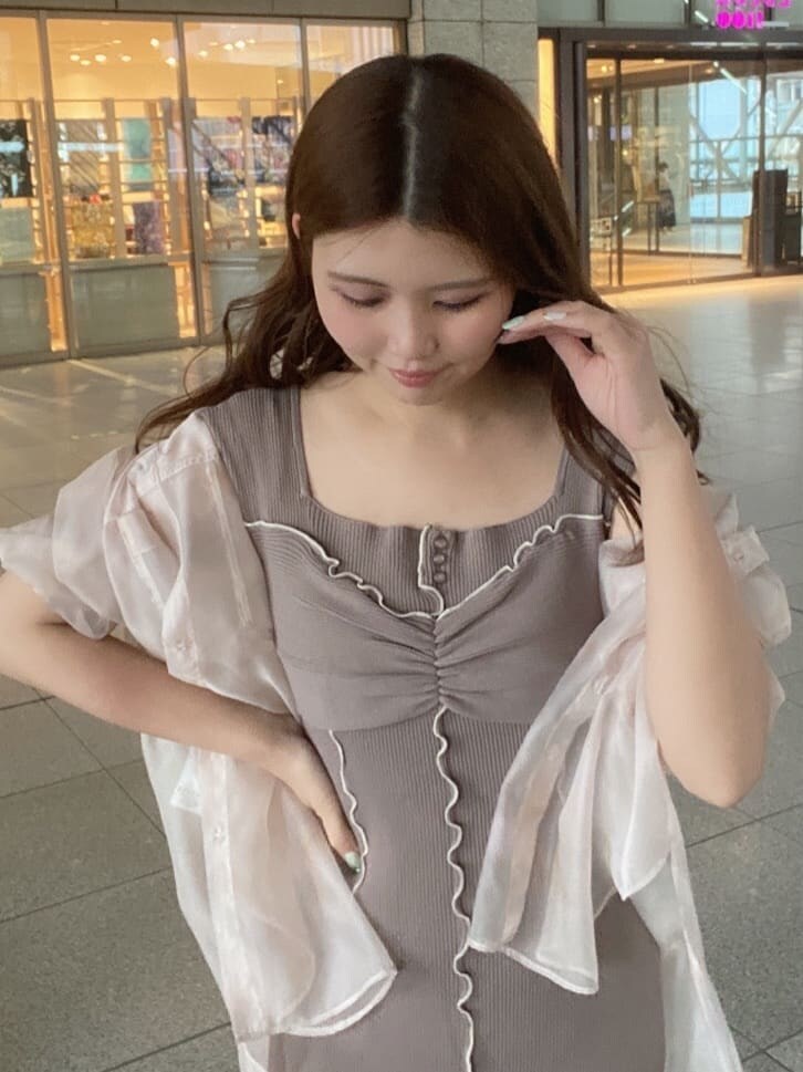 ベージュ系のワンピース、ベージュ系のシャツ/ブラウス、ホワイト系のサンダルを着用したレディースの春コーディネートの5枚目の写真