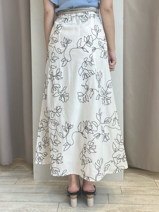 ブルー系のニット/セーター、ホワイト系のスカート、ブラウン系のサンダルを着用したレディースの夏コーディネートの9枚目の写真