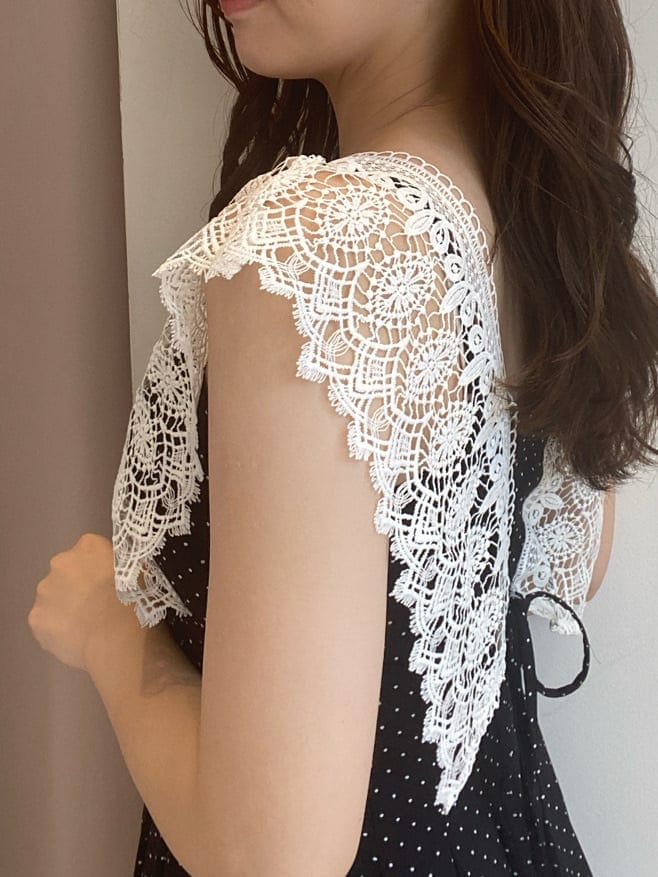 その他のサンダル、ブラック系のワンピースを着用したレディースの春コーディネートの5枚目の写真