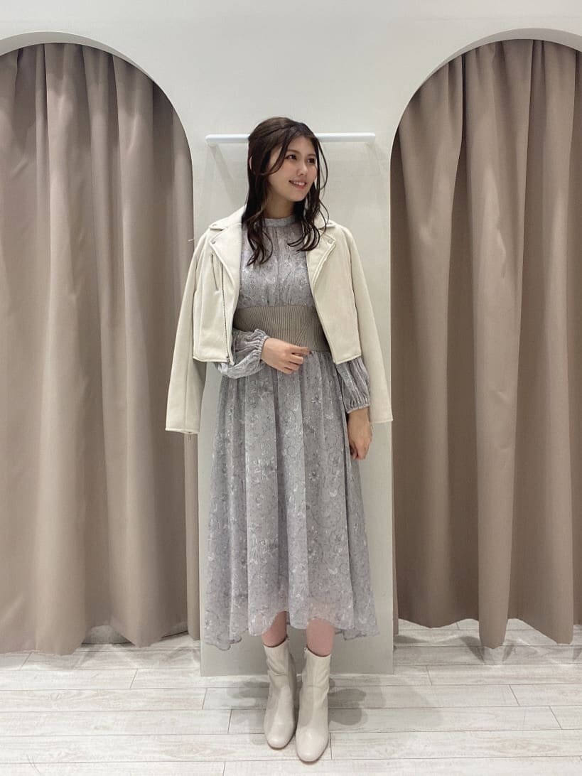 ホワイト系のその他シューズ、ピンク系のワンピース、ホワイト系のテーラードジャケットを着用したレディースの冬コーディネートの3枚目の写真