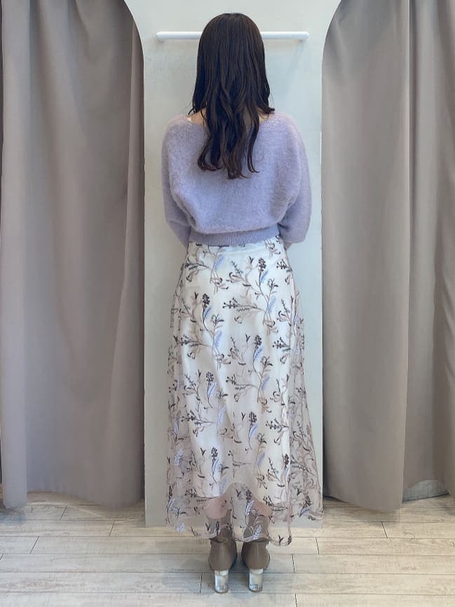 ベージュ系のブーツ、パープル系のカーディガン/ボレロ、ピンク系のスカートを着用したレディースの秋コーディネートの4枚目の写真