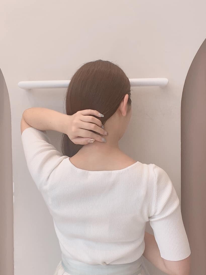 グリーン系のスカート、その他のサンダル、ベージュ系のトートバッグを着用したレディースの春コーディネートの5枚目の写真