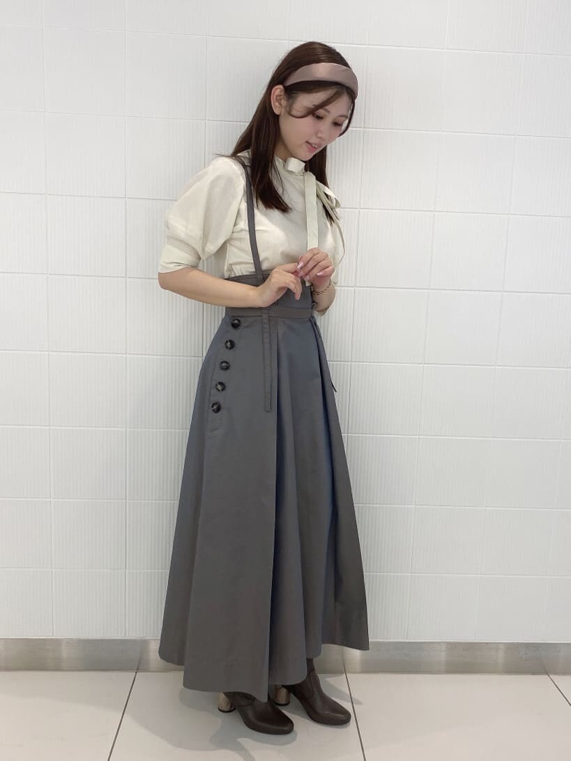 ホワイト系のシャツ/ブラウス、ベージュ系のスカート、ブラウン系のその他シューズを着用したレディースの夏コーディネートの2枚目の写真