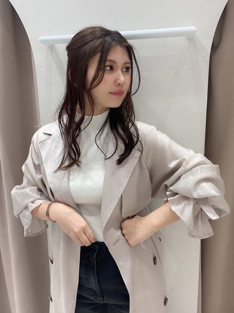 ベージュ系のその他アウター、ブラック系のその他パンツ、ホワイト系のニット/セーターを着用したレディースの冬コーディネートの7枚目の写真