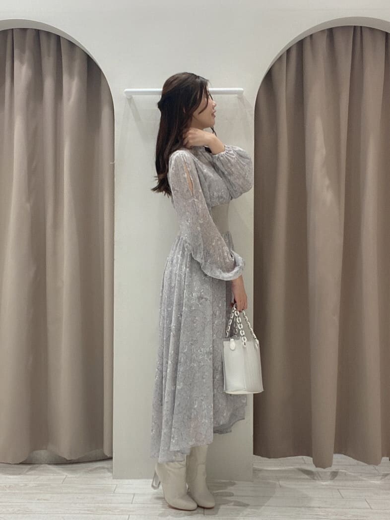 ホワイト系のその他シューズ、ピンク系のワンピース、ホワイト系のテーラードジャケットを着用したレディースの冬コーディネートの2枚目の写真